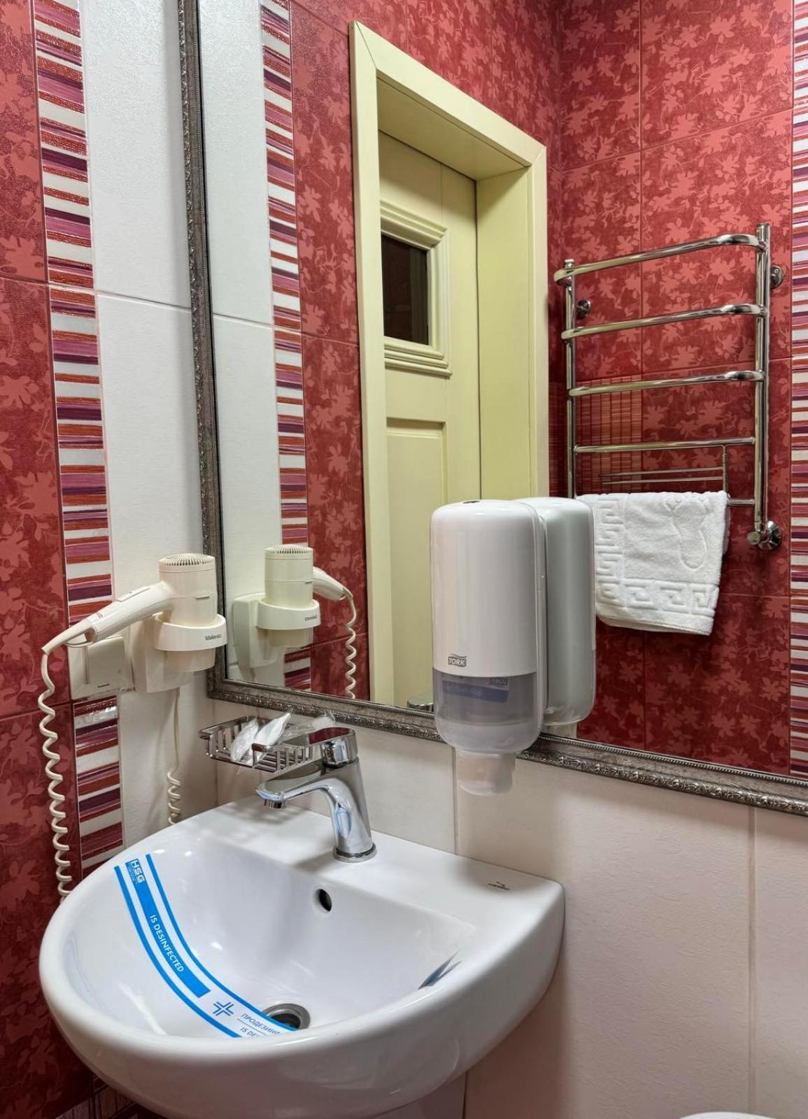 Hotel Veles Zolotonosha Buitenkant foto