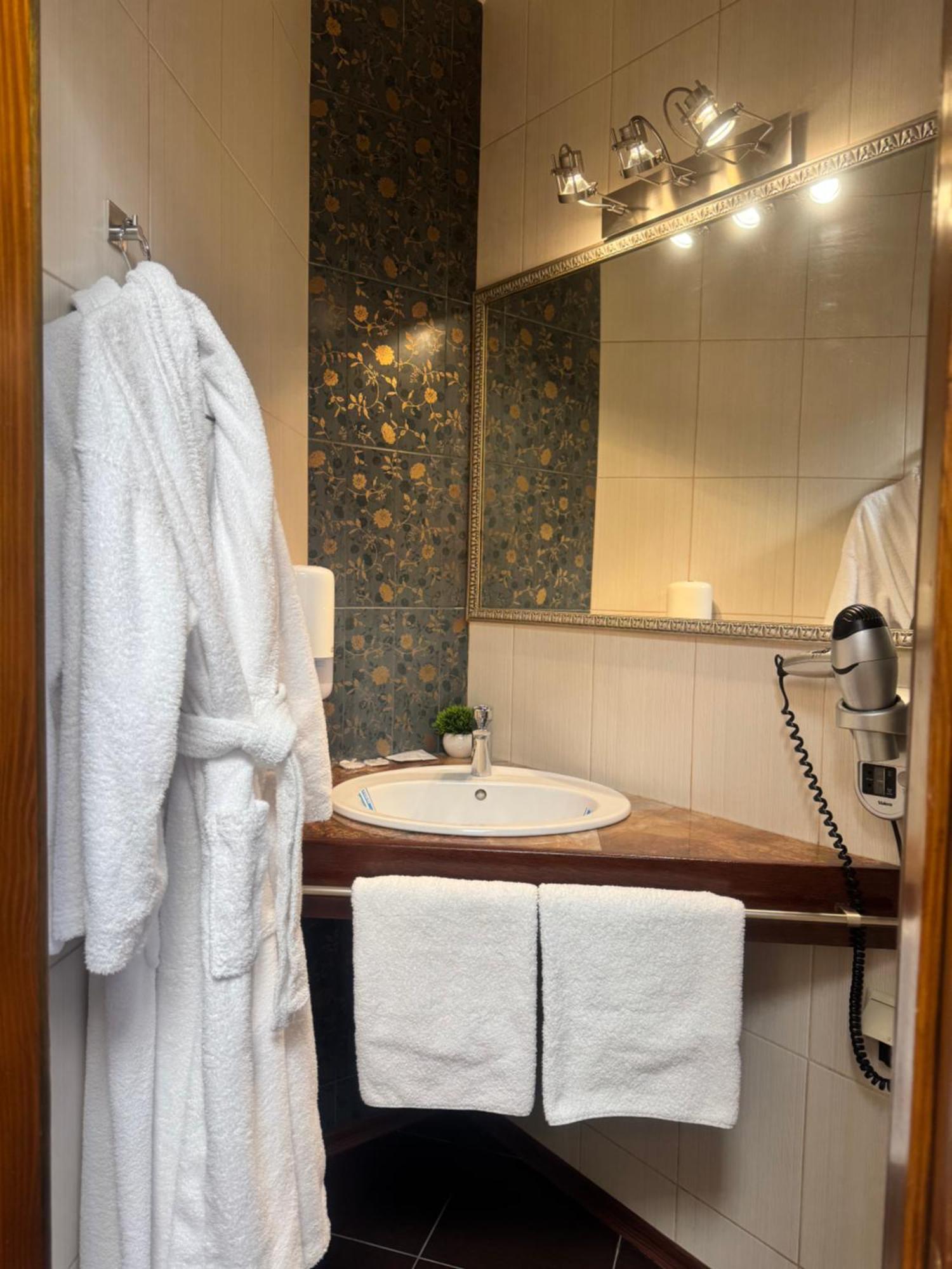 Hotel Veles Zolotonosha Buitenkant foto